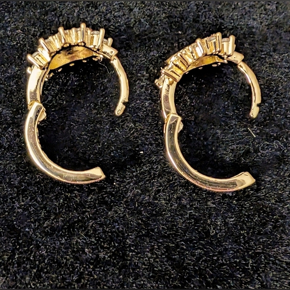 💥 18K Gold Plated Virgin Mary Earrings with Crystal CZ – Elegant & Timeles… - Picture 8 of 10